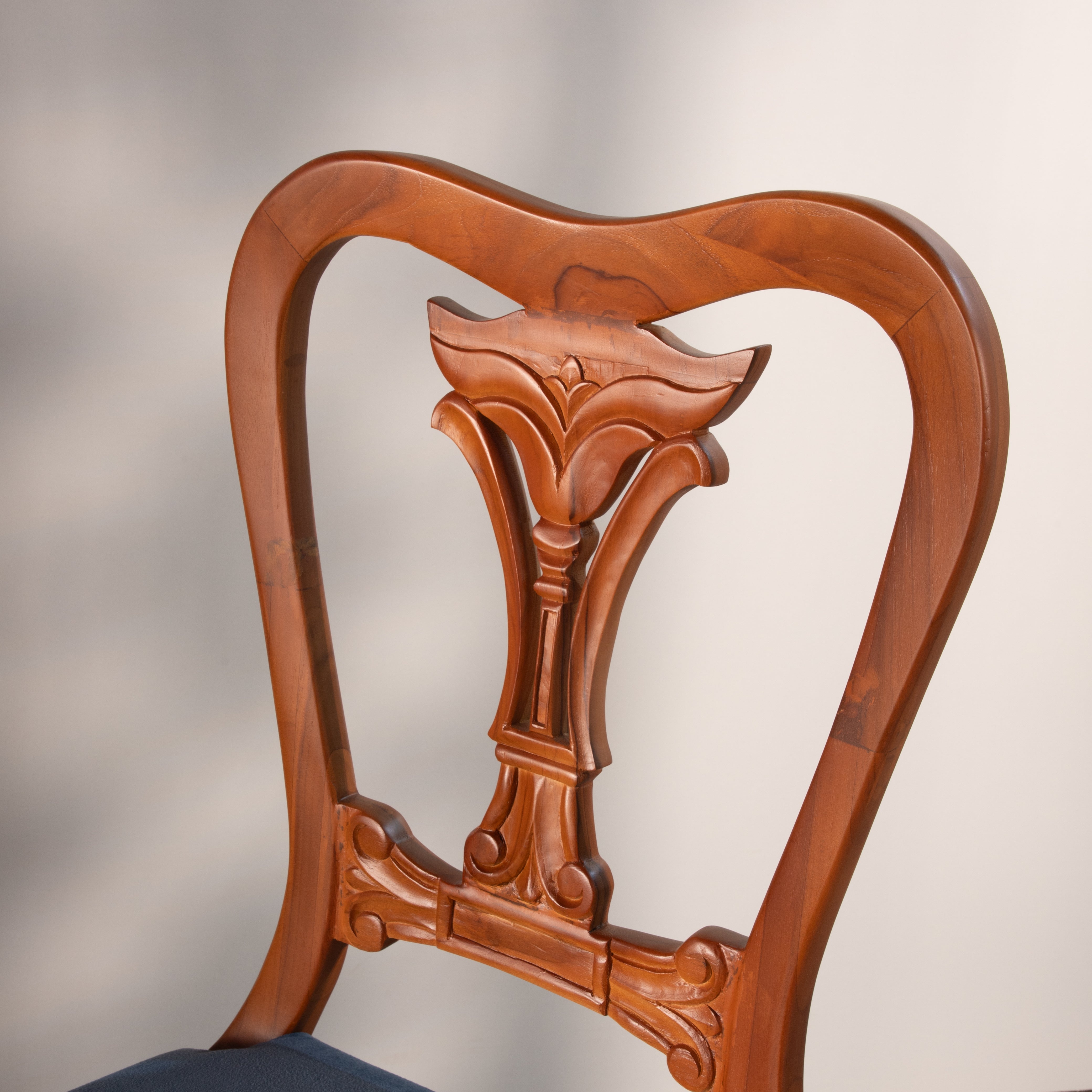 Solid Wood Carved Dining Chair – Classic Wooden Chair with Cushioned Seat for Dining Room, Living Room & Office