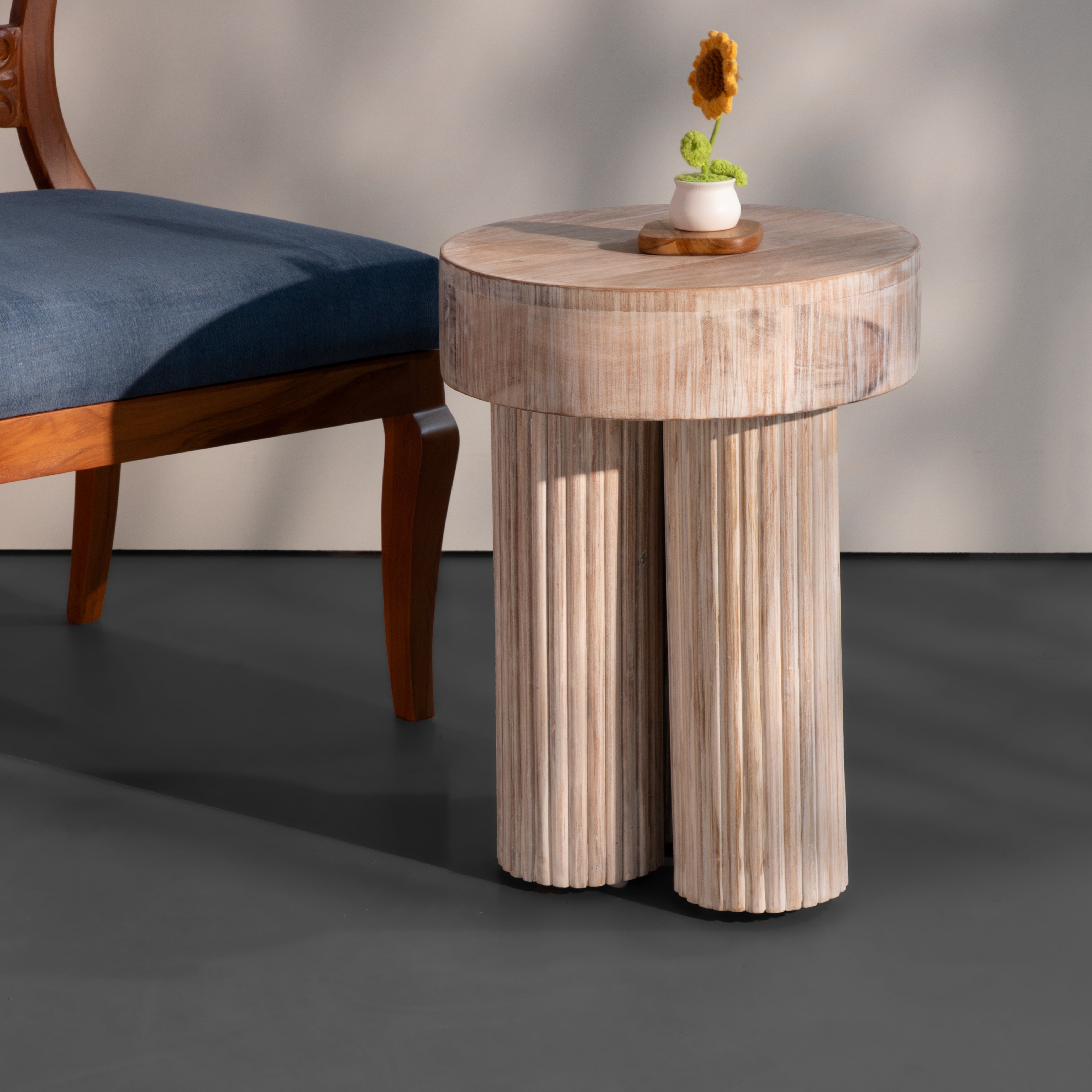 Solid Wood Round Side Table – Modern Accent Table with Ribbed Cylindrical Base for Living Room & Bedroom Décor