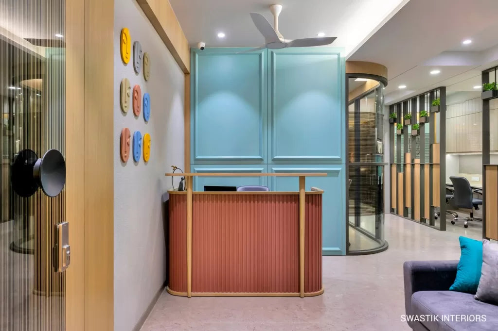 Curved Fluted Reception Counter – Teak Wood & Charcoal Finish | SRK Modular Furniture Co.