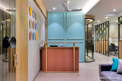 Curved Fluted Reception Counter – Teak Wood & Charcoal Finish | SRK Modular Furniture Co.